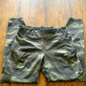 Women’s Athleta camo contender 7/8 tight